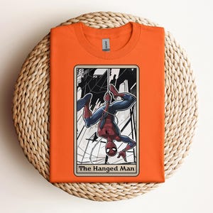 Camiseta de Spider-Man de Marvel con la carta del Tarot de El Colgado, camiseta de vacaciones de Disney, camiseta familiar a juego de Disneyland, regalo navideño de Marvel, camiseta para fans del MCU