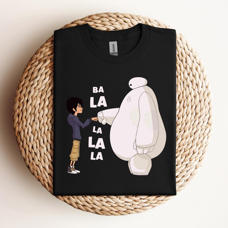 K&ouml;nnte beinhalten: Schwarzes T-Shirt mit einem wei&szlig;en Roboter und einer Comicfigur mit dem Text "BA LA LA LA LA" darauf.