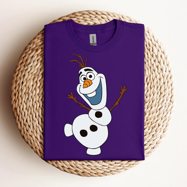 Pode incluir: Camiseta roxa com uma imagem de desenho animado de Olaf, o boneco de neve de Frozen, com um grande sorriso e os bra&ccedil;os estendidos.