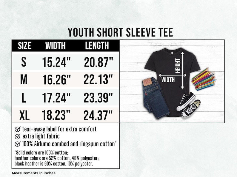 Puede incluir: Camiseta negra de manga corta para j&oacute;venes con tabla de tallas. Las tallas S, M, L y XL se enumeran con medidas de ancho y largo en pulgadas. La camiseta se muestra con vaqueros, zapatillas y l&aacute;pices de colores. Caracter&iacute;sticas: etiqueta desprendible y tejido extra ligero.