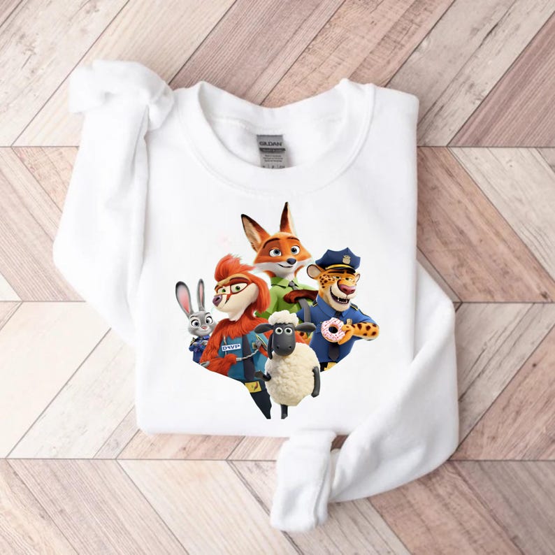 Op de afbeelding: Witte sweatshirt met een kleurrijke afbeelding van geanimeerde dierenfiguren. Het ontwerp bevat een vos, een konijn, een schaap, een cheetah en andere karakters. De sweatshirt is gemaakt van een zacht materiaal en is geschikt voor vrijetijdskleding.