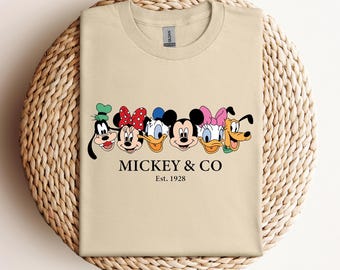 Camiseta Mickey And Co de Comfort Colors®, camiseta de vacaciones familiares de Disney, camiseta de Mickey y sus amigos, camiseta de Disney