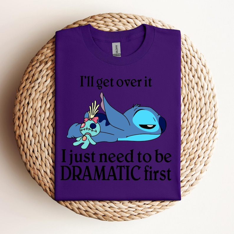 Puede incluir: Camiseta morada con un dibujo animado de Stitch y Angel de Lilo & Stitch. El texto dice "I'll get over it I just need to be DRAMATIC first."