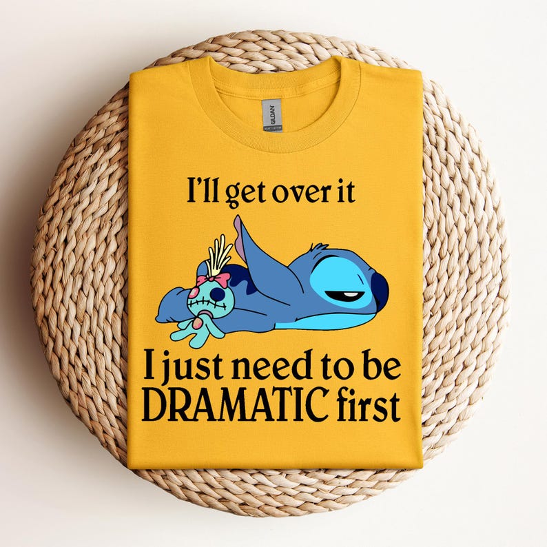 Puede incluir: Camiseta amarilla con un personaje azul Stitch y un personaje rosa m&aacute;s peque&ntilde;o. El texto en la camiseta dice "I'll get over it I just need to be DRAMATIC first."