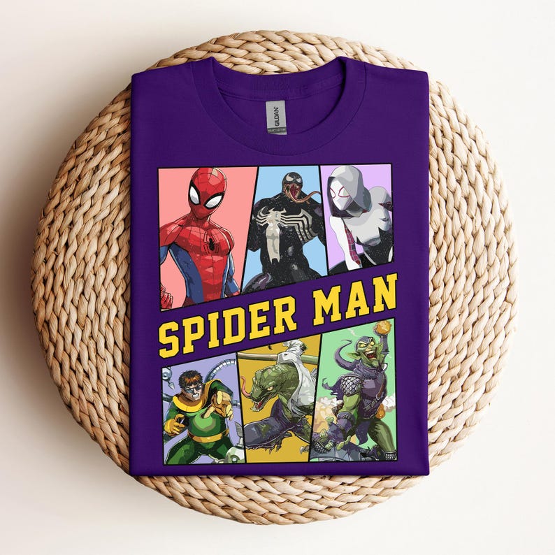 Pode incluir: Uma camiseta roxa com um gr&aacute;fico do Homem-Aranha e outros personagens. As palavras "SPIDER MAN" s&atilde;o impressas em amarelo e preto. A camiseta &eacute; feita de um material macio. O design apresenta ilustra&ccedil;&otilde;es em estilo de quadrinhos.