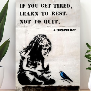 Estampado de Banksy: Niña con pájaro azul: Arte callejero y grafiti (Descarga digital)