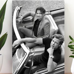 Könnte beinhalten: Schwarz-Weiß-Fotografie von zwei Personen in einem Cabrio. Eine Person trägt ein schwarzes Hemd, die andere einen Anzug. Der Innenraum des Autos ist sichtbar.