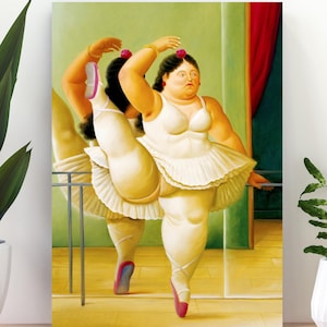 Può includere: Un dipinto di una donna con un tutù bianco, con un fiore rosa nei capelli, che esegue una posa di balletto. La donna si trova in uno studio di danza, con uno specchio e una sbarra sullo sfondo.