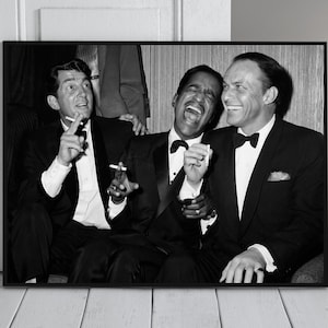 Puede incluir: Impresión enmarcada en blanco y negro que muestra a tres hombres en esmoquin riendo. Un hombre sostiene un cigarrillo, otro está a mitad de la risa y el tercero sonríe. La imagen es una fotografía vintage.