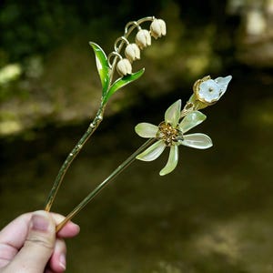 Vintage-Style Floral Hair Fork in Cream and Silver Ivory and Co Silver Bloom Crystal and Pearl Floral Crescent  main image 3