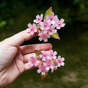 Handgjord rosa Sakura hårspänne, körsbärsblommande blomhårspänne, Fairycore botanisk hårspänne, estetisk accessoar, romantisk present till henne