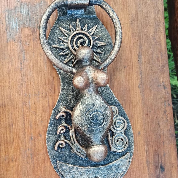 Aldaba de puerta hecha a mano con forma femenina: decoración simbólica para el hogar