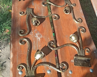 Juego de herrajes para puertas forjados a mano: elegante contraste en negro y dorado