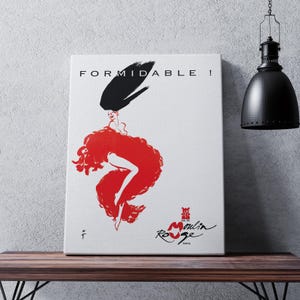 Może przedstawiać: Winietkowy plakat reklamujący Moulin Rouge w Paryżu. Plakat przedstawia kobietę w czerwonej sukni z tekstem "FORMIDABLE!" i "Moulin Rouge Paris" w kolorze czarnym i czerwonym.