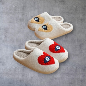 Chinelos com estampa de coração branco para mulheres - detalhes em vermelho e amarelo, aconchegantes, antiderrapantes e confortáveis, ampla variedade de tamanhos