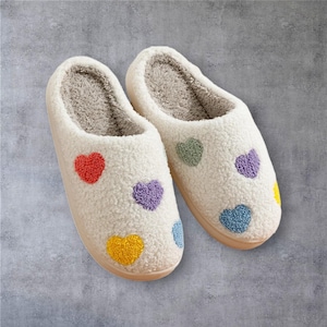 Pantufas femininas com estampa de coração branco - corações multicoloridos, aconchegantes, antiderrapantes e confortáveis, ampla variedade de tamanhos