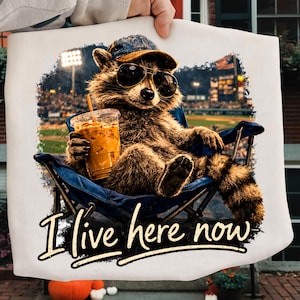 Racoon Rolig Ballplan Mörk Design Endast Baseball Mama Style PNG, Softball Clipart, Resor Baseball Softball Turnering, Softball Ball Mamma