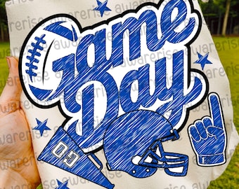 Może przedstawiać: Kremowa tkanina z niebieskim wzorem "Game Day". Wzór zawiera piłkę nożną, gwiazdy, megafon z napisem "GO", kask futbolowy i dłoń z uniesionym palcem wskazującym. Tekst i grafika mają szkicowy wygląd.