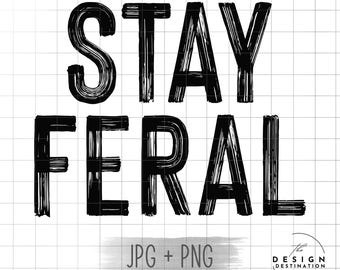 以下が含まれることがあります： 黒と白のグラフィックデザインで、「STAY FERAL」というテキストが太字の筆文字で書かれています。デザインには、「JPG + PNG」と「The Design Destination」というテキストがより小さなフォントで書かれています。