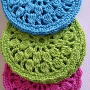 Easy round coasters simple crochet pattern for beginners, written crochet tutorial image 1