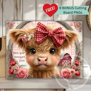 Op de afbeelding: Een decoratieve print met een Schotse Hooglander met een rood-witte geruite strik en bloemaccenten. De afbeelding bevat de tekst "Bless your Barnyard Heart" en een rode schuurillustratie. Een rood hart met het woord "FREE!" is ook zichtbaar.