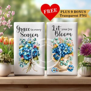 Può includere: Due blocchi decorativi rettangolari bianchi con disegni floreali e testo. Uno recita "Grace in every Season" con fiori blu. L'altro dice "Let your Joy Bloom" con fiori blu in un vaso. Un cuore rosso con "FREE" è sopra.