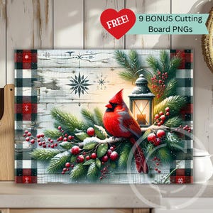 Puede incluir: Tabla de cortar rectangular con un cardenal rojo vibrante posado en una rama nevada con bayas y una linterna. El fondo tiene un diseño de madera rústica y desgastada con copos de nieve y un borde de cuadros de búfalo. El texto incluye "FREE!" y "9 BONUS Cutting Board PNGs."