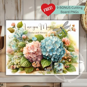 Puede incluir: Una impresión floral con hortensias rosas y azules, una libélula y el texto "I love you Mom - Today and Always". Un corazón rojo con la palabra "FREE!" está en la esquina superior izquierda. La imagen también incluye el texto "9 BONUS Cutting Board PNGs."