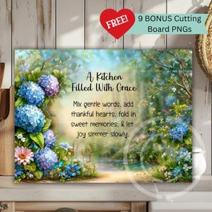 Puede incluir: Impresión artística rectangular para la cocina con el texto "A Kitchen Filled With Grace". La obra presenta hortensias azules y moradas, flores rosas y una serena escena de bosque. Un corazón rojo con "FREE!" está en la esquina superior izquierda.