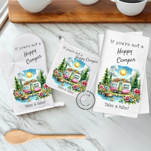 Clipart PNG de un campista feliz acampando para sublimación de paños de cocina, decoración de caravanas y diseño de aventuras al aire libre.