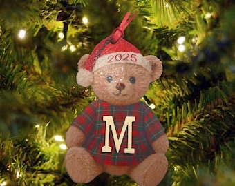Adorno navideño de osito de peluche personalizado: nombre personalizado, inicial y caja de regalo inspirada en Polo Ralph Lauren.