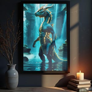 Puede incluir: Un dragón azul verdoso con detalles dorados se encuentra en una piscina de agua frente a una cascada. El dragón tiene una expresión feroz y sus escamas son detalladas. El fondo es una cueva oscura con paredes de piedra y una cascada.