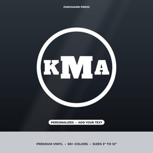 Può includere: Un logo grafico circolare bianco con le lettere KMA in un carattere serif in grassetto. Il testo PARGMANN PRESS appare in alto. Sotto il cerchio, un'etichetta rettangolare bianca riporta PERSONALIZED ADD YOUR TEXT. Il testo in basso indica PREMIUM VINYL 60+ COLORS SIZES 3" TO 12".