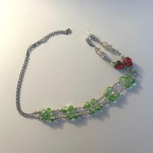 Handgefertigte grüne Brillenkette mit Erdbeer Anhängern - süsses & funktionales Accessoire