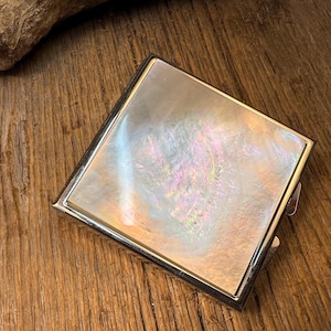 Pill box/ Keepsake container: AAAAA Gallery grade White mother of Pearl, 4 partitions , one compartment