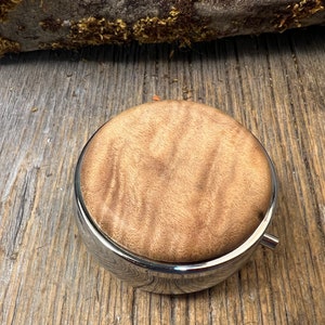 Houten/houten pillendoosje/doos: AAAAA Gallery-kwaliteit gewatteerde esdoorn, 3 compartimenten, 1 compartiment