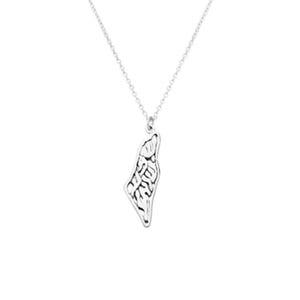 Puede incluir: Un collar de plata con un colgante con forma del contorno de Israel. El colgante está decorado con diseños intrincados.