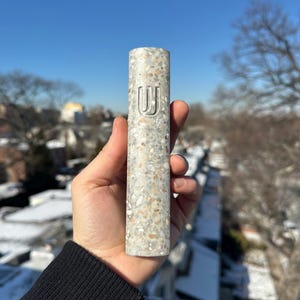 Porta Mezuzah in Terrazzo da 7" - Design Moderno in Pietra - Facile da Installare - Regalo Giudaico per la Benedizione e la Protezione della Casa