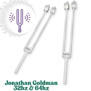 Può includere: Due diapasoni bianchi, uno con l'etichetta "32hz" e l'altro "64 Hz", sono mostrati su uno sfondo bianco. Il testo "Jonathan Goldman 32hz & 64hz" è in basso. Un grafico di diapason viola è in alto a sinistra.