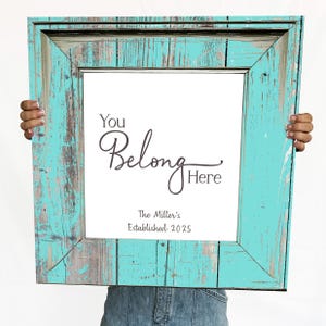 「You Belong Here」サイン | パーソナライズされた素朴なホームデコレーション | シャビーシックな家族の名前のウォールアート | 新築祝いや不動産の引渡しギフトに最適