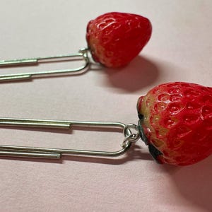 Een set van 2 heldere en mooie aardbeien-charme paperclips voor uw planner, agenda, boek en papierbehoeften