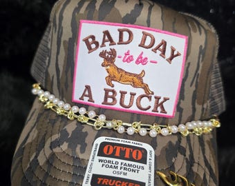 Gorra de camionero con estampado de camuflaje "Bad Day to Be a Buck" con cadenas de perlas y oro.