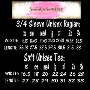 Puede incluir: Tabla de tallas para camisetas unisex de manga 3/4 y camisetas unisex suaves. La tabla muestra las medidas en pulgadas para el ancho y la longitud para las tallas XS, SM, MED, LG, XL, 2X y 3X.