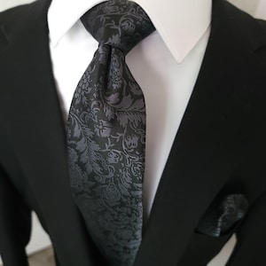 Schwarzes und graues Set aus Krawatte, Einstecktuch und Manschettenknöpfen aus Seide mit Blumenmuster