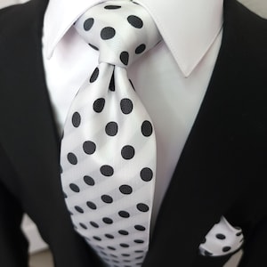 Set classico di cravatta, fazzoletto da taschino e gemelli in seta a pois bianchi e neri.