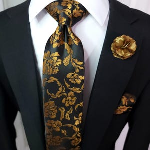 Ensemble cravate, pochette et boutons de manchette en soie noire et or à motif floral