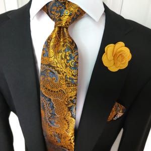 Ensemble cravate, pochette et boutons de manchette en soie à motif cachemire noir et or floral