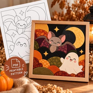 Könnte beinhalten: Ein gerahmtes Stoffkunstwerk mit einer Cartoon-Fledermaus und einem Geist vor einem Nachthimmel mit Mondsichel und Sternen, begleitet von einer schwarz-weißen, ausdruckbaren Vorlage mit der Aufschrift PDF PRINTABLE PATTERN.
