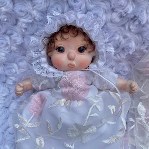 Polymer Clay Baby Doll, 8 Inch Custom OOAK Art Dolls, Einzigartiges Baby Mädchen mit weichem Körper, 5-teiliges Handmade Künstler Outfit, Künstlersammlung