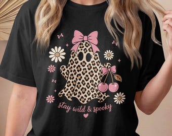 „Stay Wild and Spooky“-Shirt, Leoparden-T-Shirt mit kokettem Geistermotiv, Gepardenmuster-Shirt mit Schleife in Kirschrot, Halloween-Shirt in bequemen Farben, Geschenkidee für Mädchen zur Gruselsaison